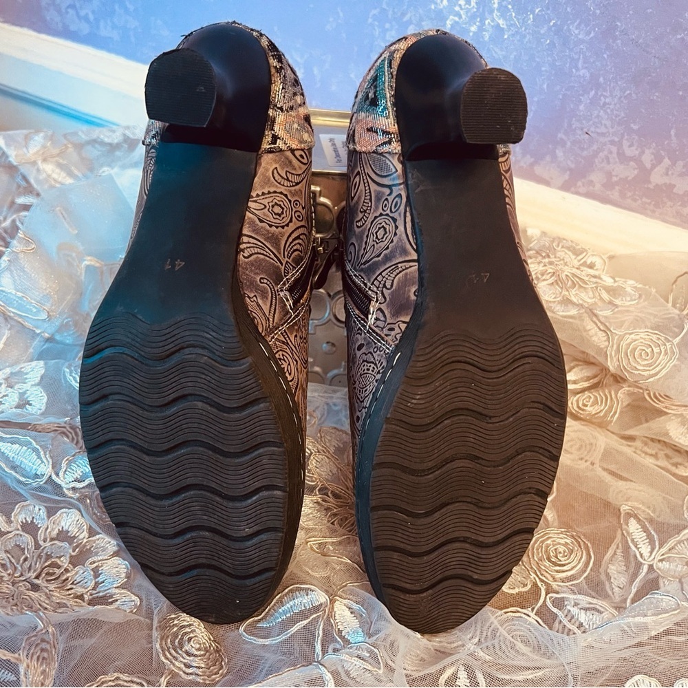 Socofy Vintage Etched Leather Heeled Oxfords - Picture 3 of 12